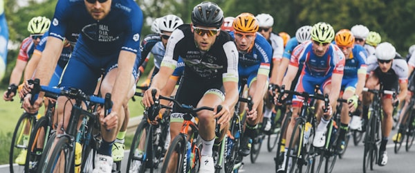 赛事前线记者速递 - 球队训练与赛前发布会现场